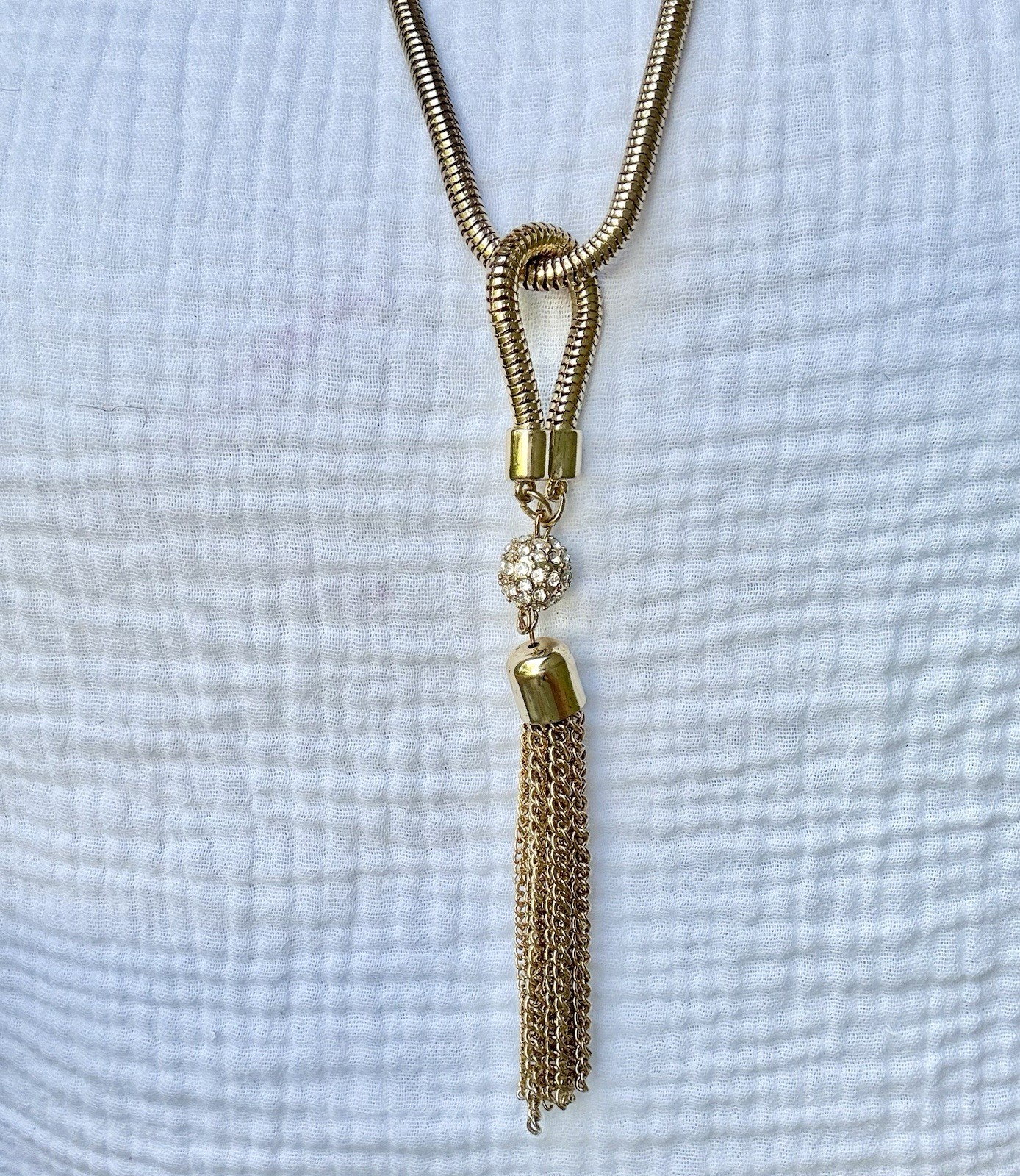 Vintage GUESS Gold-Tone Snake Chain Tassel Lariat Necklace – 1980s/1990s Glam