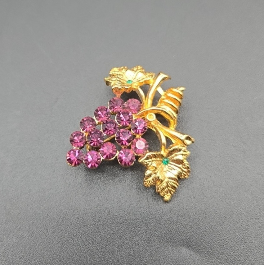 Vintage Gold tone Purple & Green Rhinestones Bunch of Grapes Brooch/Pin