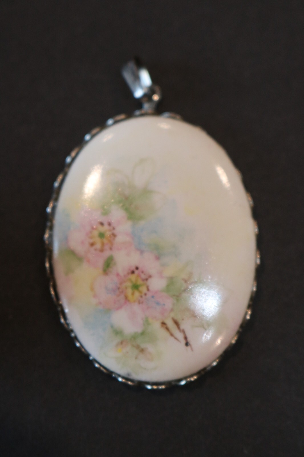 VINTAGE FLORAL PAINTED PENDANT SILVER-TONE METAL
