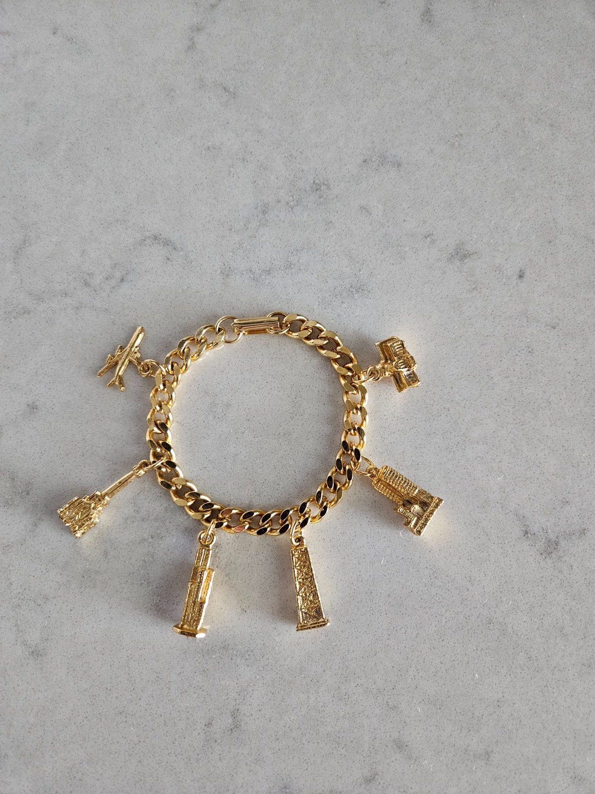 GOLD-TONE CHARM BRACELET WITH FAMOUS BUILDINGS IN CHICAGO CHARMS