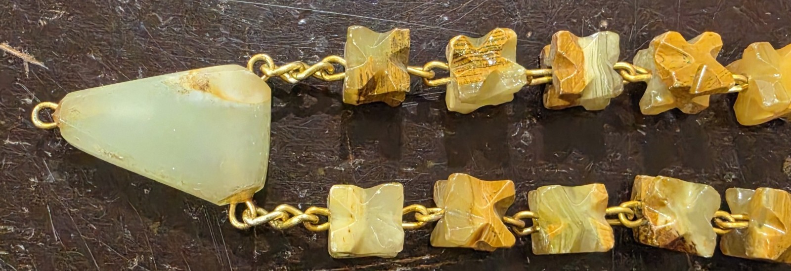 Vintage Banded Onyx Carved Stone 42″ Necklace Arrow Head Pendant