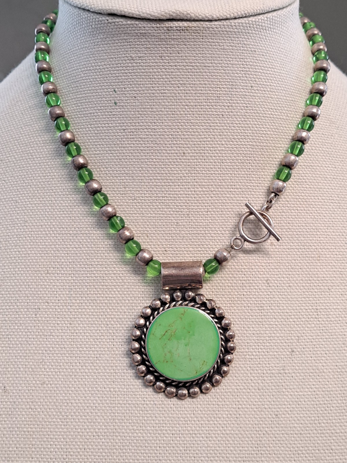 Vintage Mexico 925 Sterling Necklace Green Stone Pendant Glass Beads 16″ Toggle