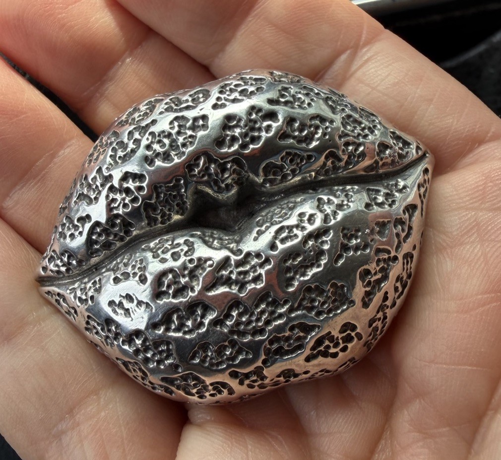Vtg Dian Malouf Textured Sterling Silver Lips Pendant Brooch Pin