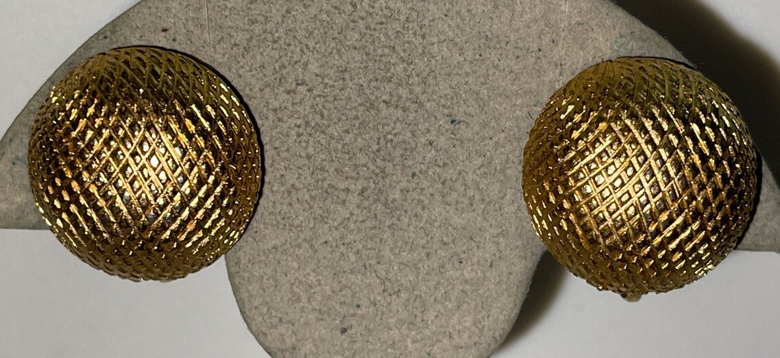 Trifari Signed Vintage Gold Tone Clip On Earrings Jewelry J-57
