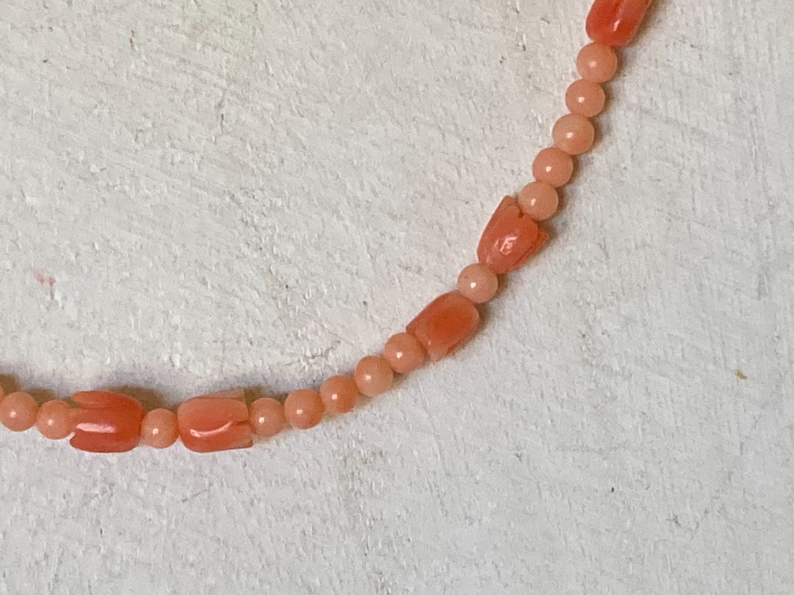 Vintage Natural Pink Coral Bead Necklace with Carved Tulip Accents – 17″