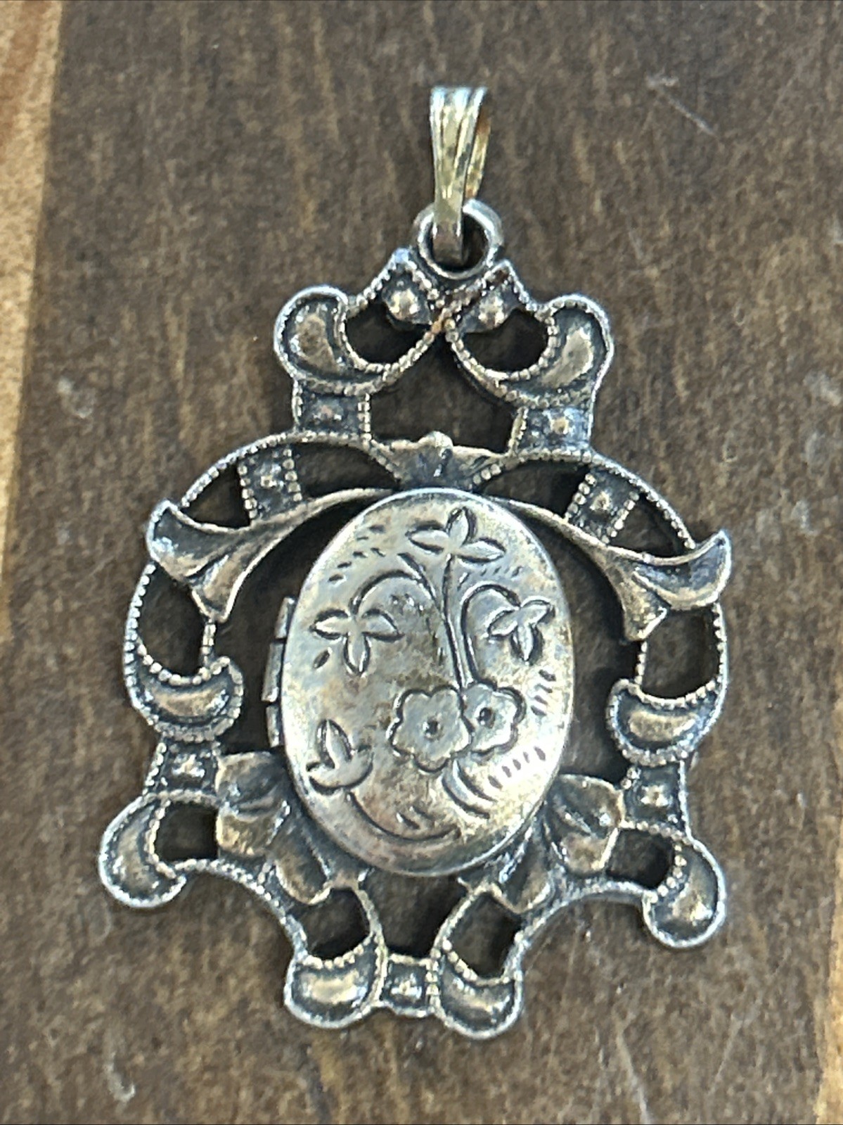 Unmarked Gold Filled Floral Etched Locket Art Nouveau Pendant 6.05 Grams