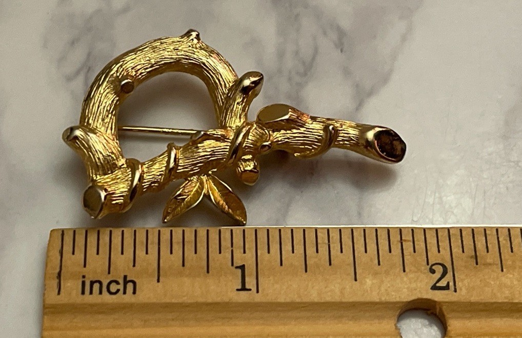 Vintage Gold Tone Signed Sarah Coventry Bamboo Letter P Brooch Pin YD-26