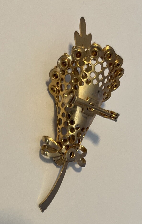 Vintage Retro Unsigned Rhinestone Flower Bouquet Gold Tone 3D Pin Brooch 2.25”