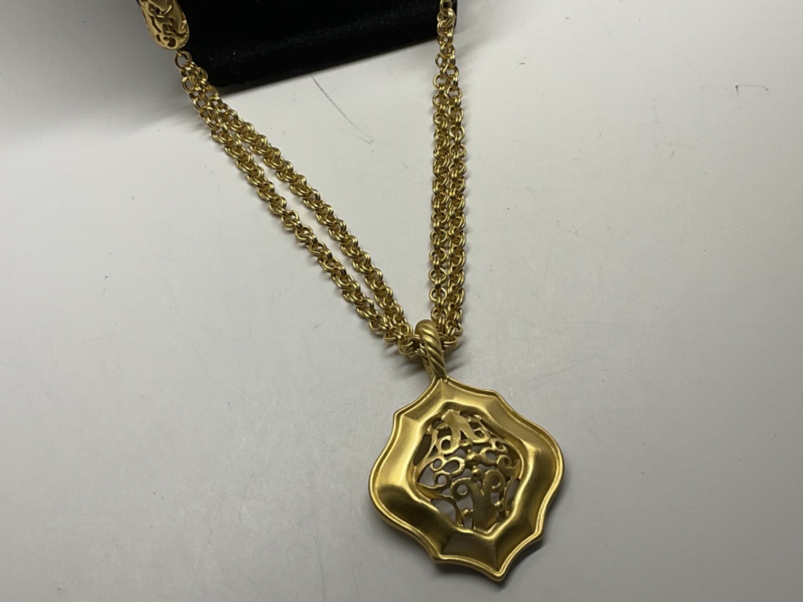 SIGNED LIZ CLAIBORNE MATTE GOLD FILIGREE MEDALLION PENDANT DOUBLE CHAIN NECKLACE