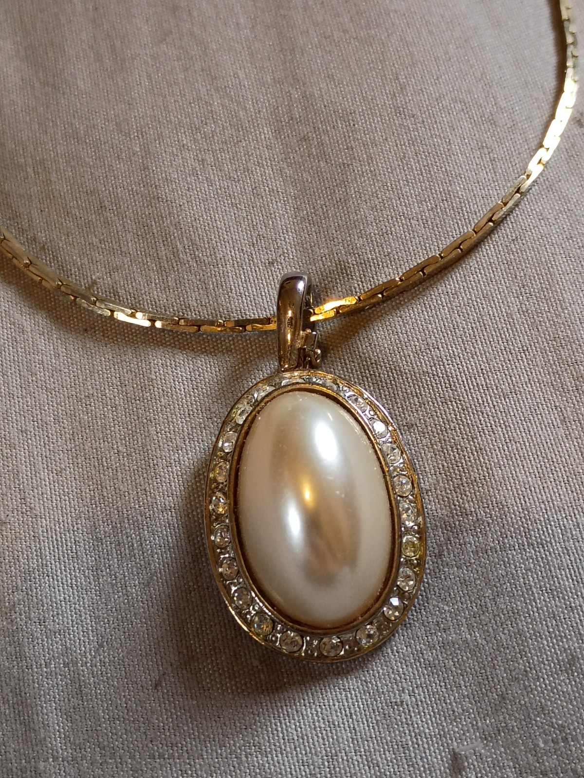 Vintage Faux Pearl Rhinestone Pendant With Korea Gold Plate Necklace.