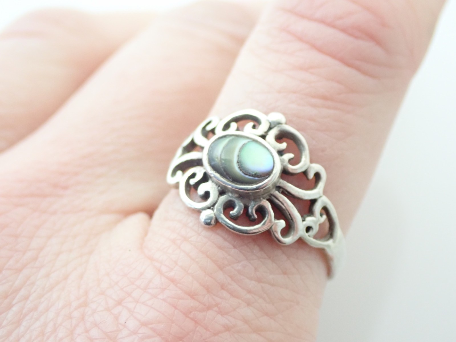 Vintage CW Designer Signed Abalone Shell Filigree Sterling Band Ring 8.75