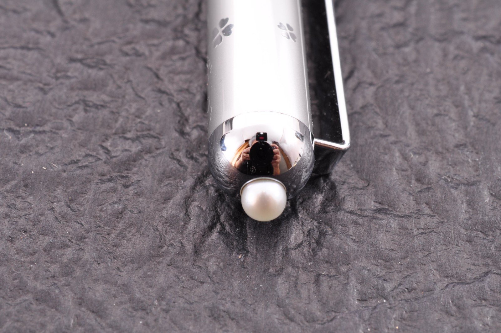 Near mint Japan brand “MIKIMOTO” Akoya pearl Ballpoint pen and pass case Gift.