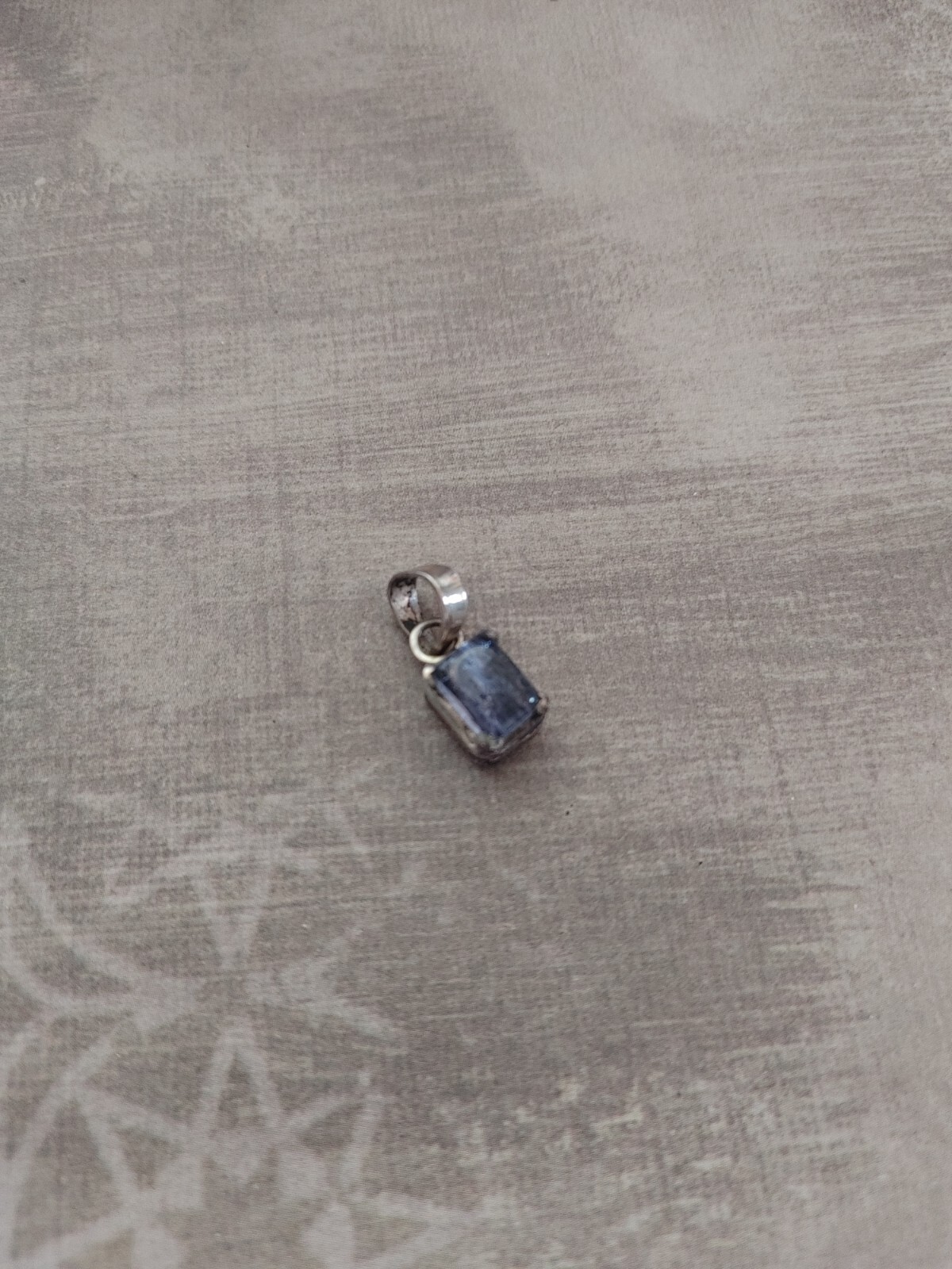 Vintage pendant sterling silver natural blue Iolite gemstone prong set 1.6g