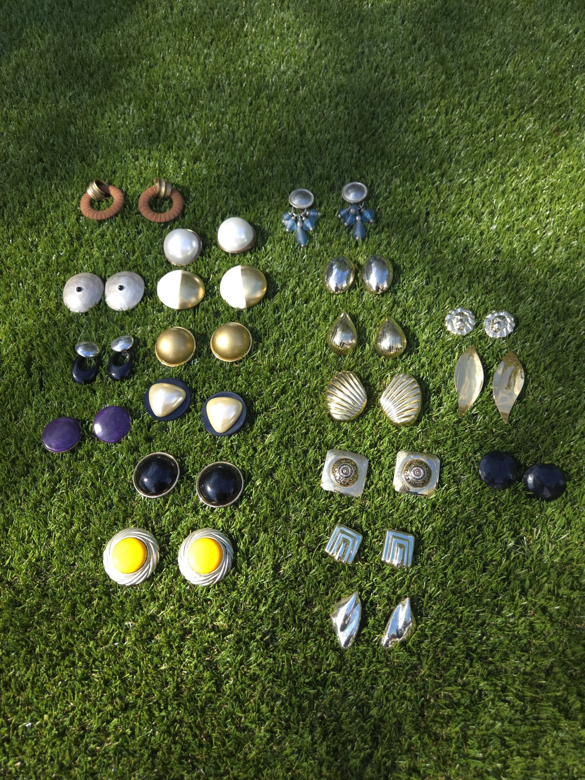 Women’s 80’s Retro Clip-On Earrings Mixed Lot 20 Pairs Multicolor Mixed Metal
