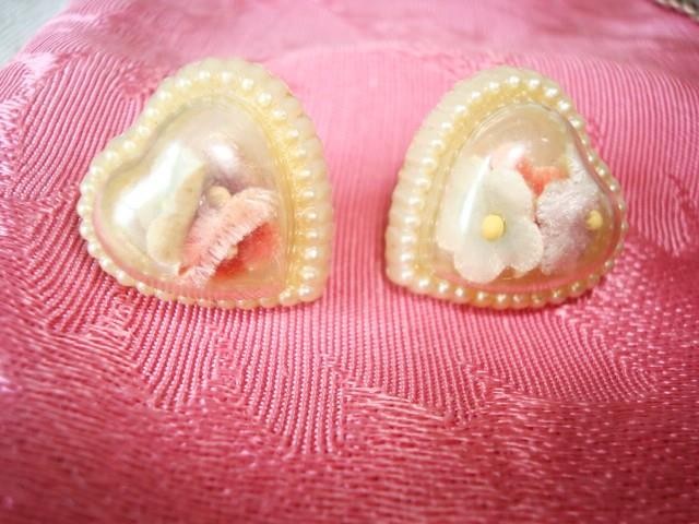 Vintage Cream Plastic Heart SB Earrings Flocked Flowers Under Domed Tops KJ