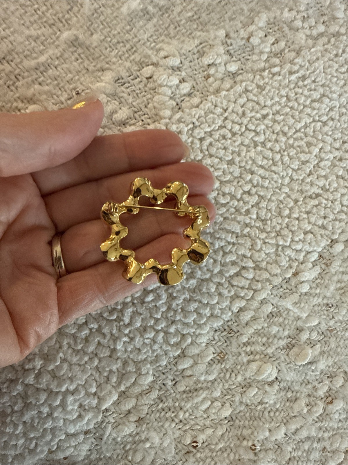 Vintage 1970’s Gold Tone Ruffle Circle Brooch-