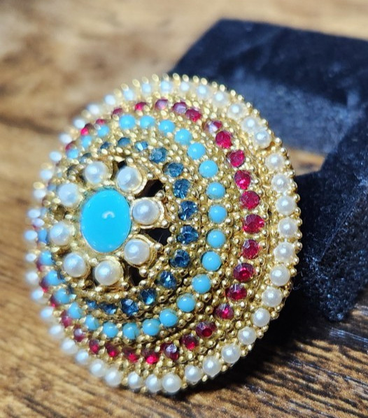 BEAUTIFUL VINTAGE (ART) SIGNED BROOCH AND CLIP-ON EARRINGS SET GOLD TONE