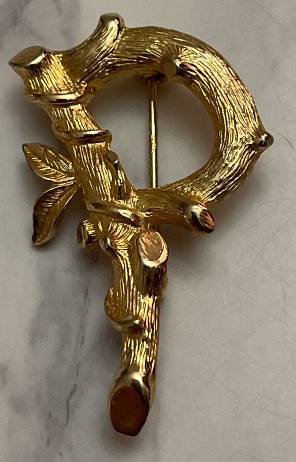 Vintage Gold Tone Signed Sarah Coventry Bamboo Letter P Brooch Pin YD-26