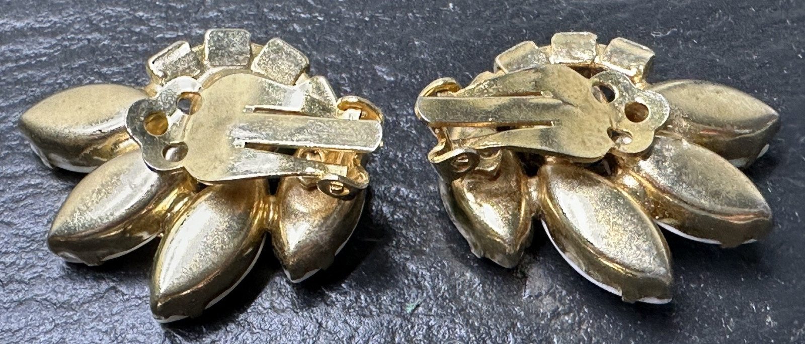 FIVE PAIR OF VINTAGE CLIP EARRINGS, DIFFERENT STYLES N12