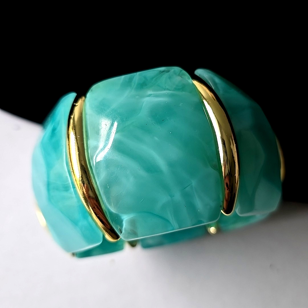 Vintage Sea Blue Lucite Statements Gold Tone Inserts Stretch Bracelet 7″ Wrist