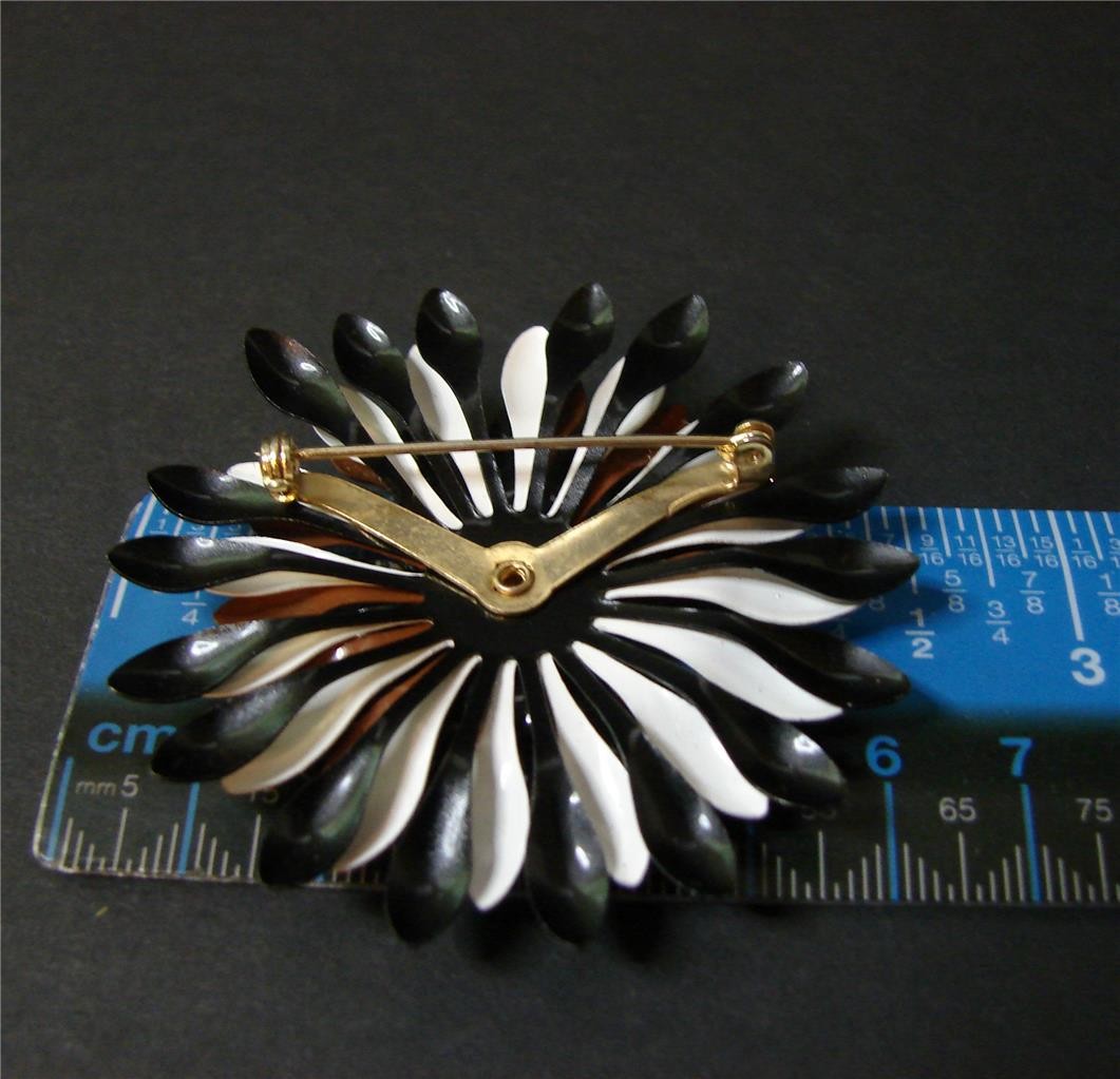 Vintage Retro Mod 60’s Layered Black White & Brown Enamel Metal Daisy Flower Pin