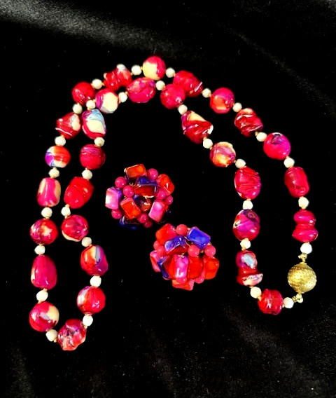 VTG Signed VOGUE Dip Dyed HOT PINK PURPLE RED WHITE Bead Necklace Earrings Set