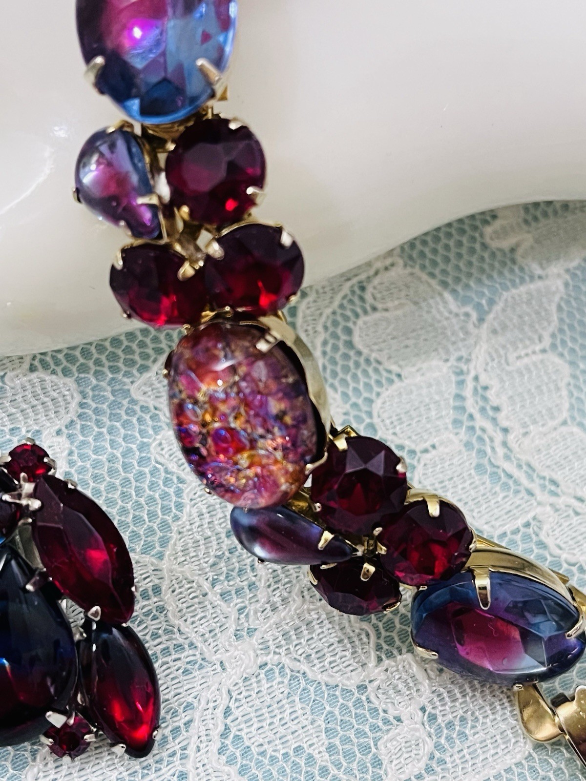 VINTAGE GOLD-TONE RUBY RED IRIDESCENT RHINESTONE LINK BRACELET & CLIP EARRINGS