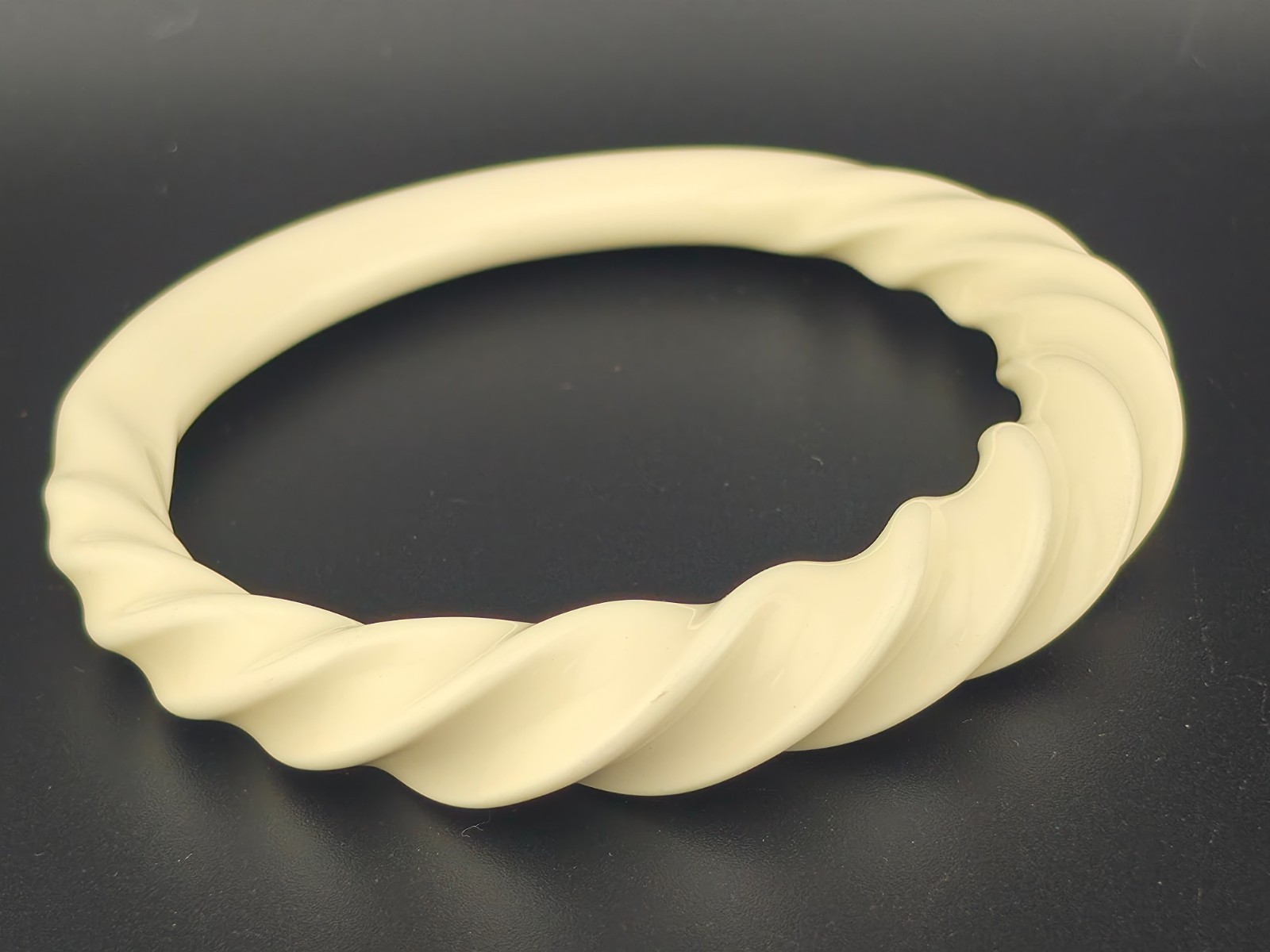 Unusual Chunky Vintage Off White Twisted Bangle 7″ Bracelet