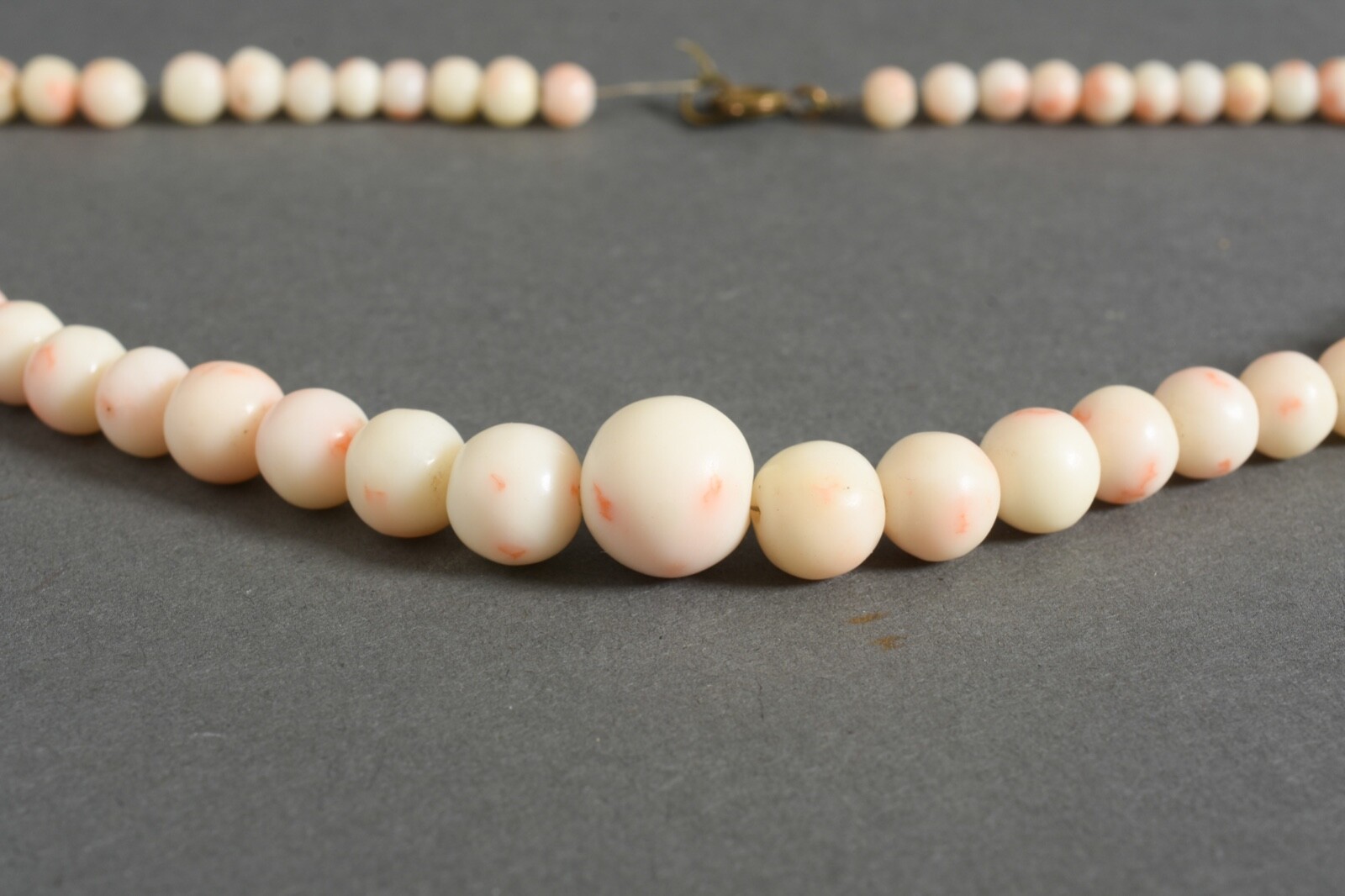Vintage graduated Genuine Natural Angel skin Coral necklace !