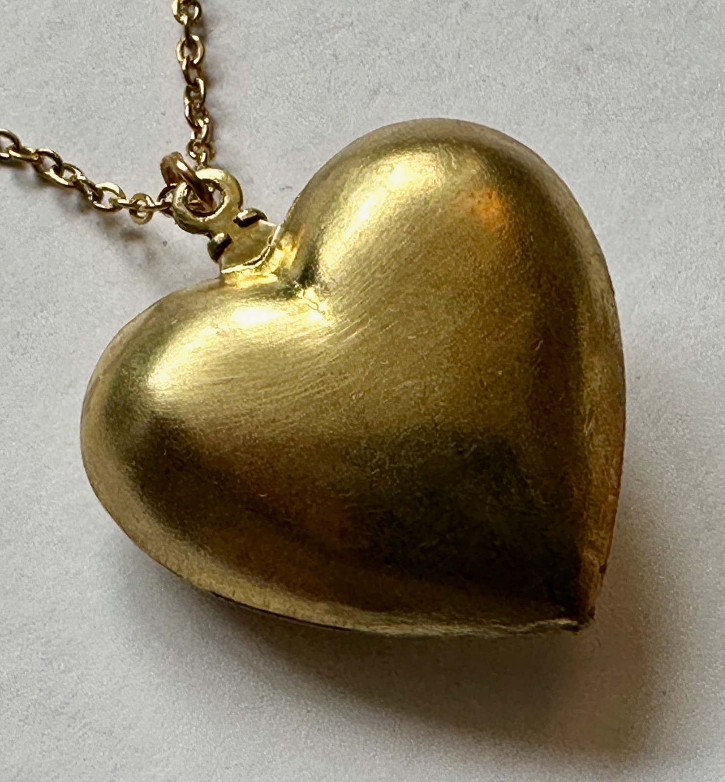 VINTAGE HEART PUFF BRASS W SMALL CAT PENDANT 1″ NECKLACE 20″ Gold Plated