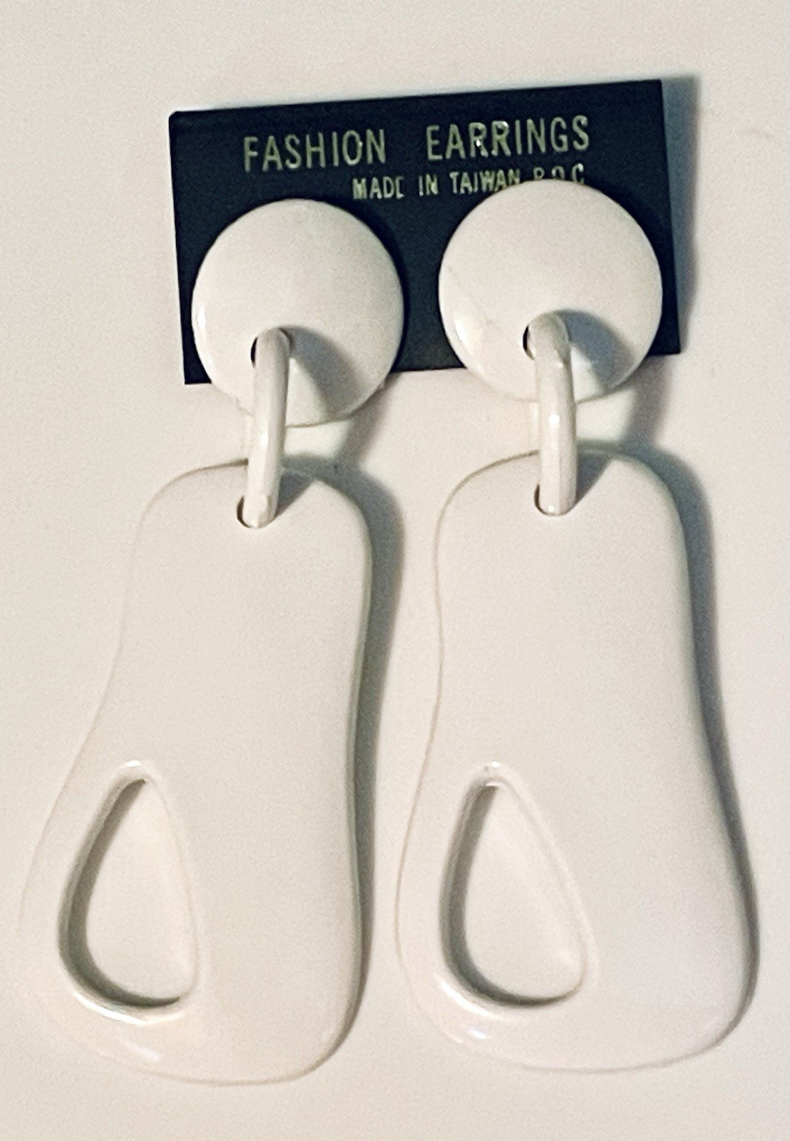 80s Does 60s Vintage Modernist White Earrings MCM Plastic Dangle NOS Taiwan ROC