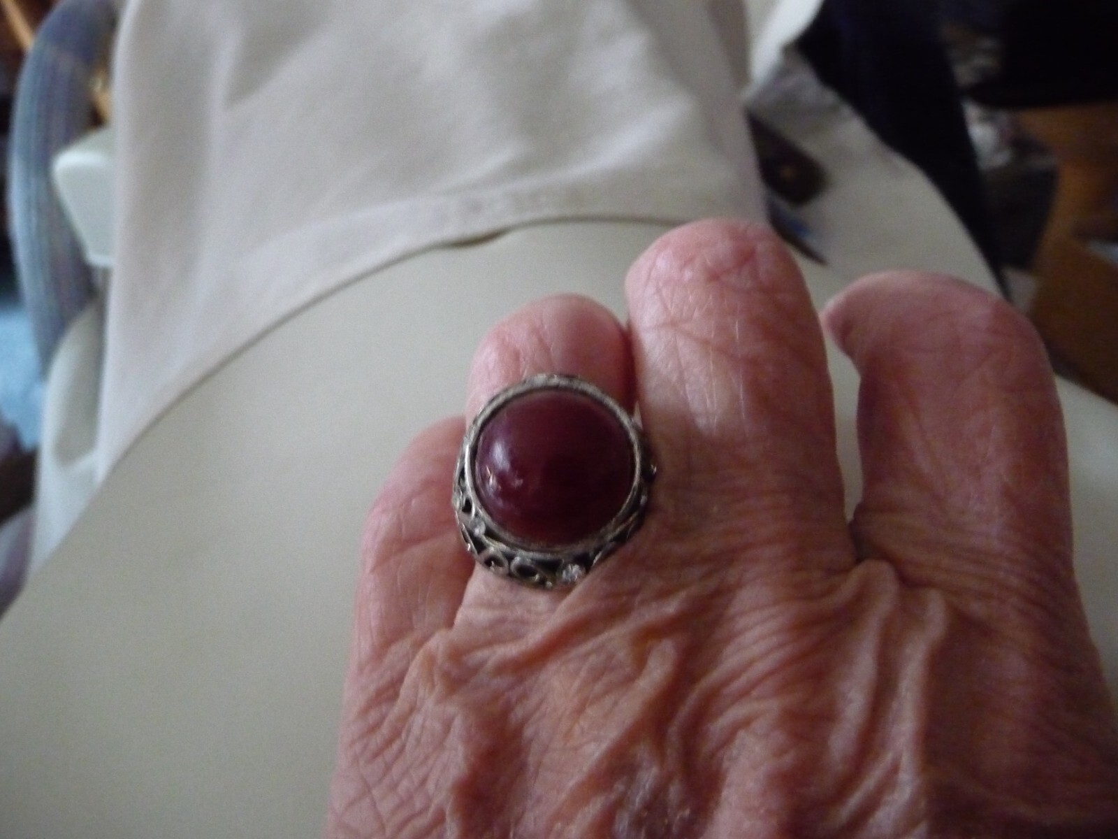SILVER TONE FILIGREE BAND w RED CENTER STONE Sz 6 3/4 – 7 #19/11AB