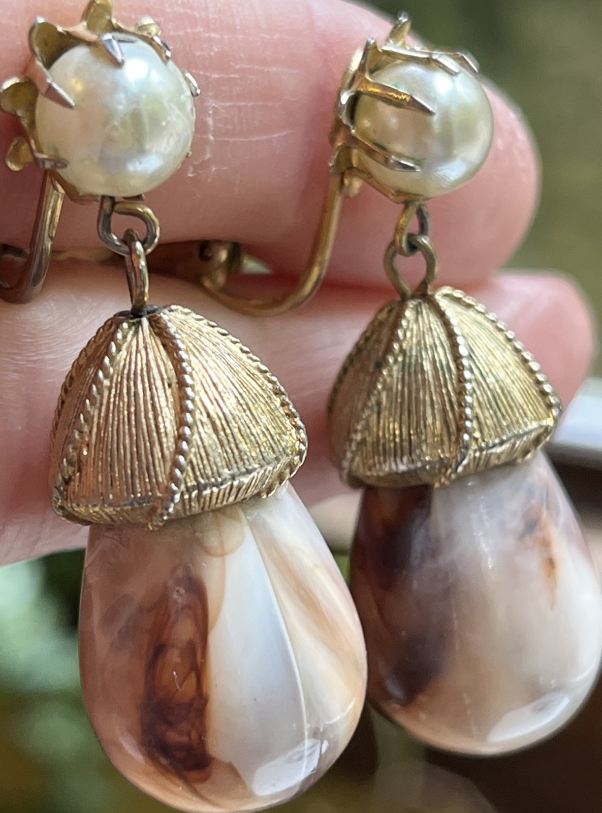 Vintage Classic Coro Dangle Drop Pearl Cabochon Swirled Lucite Clip On Earrings