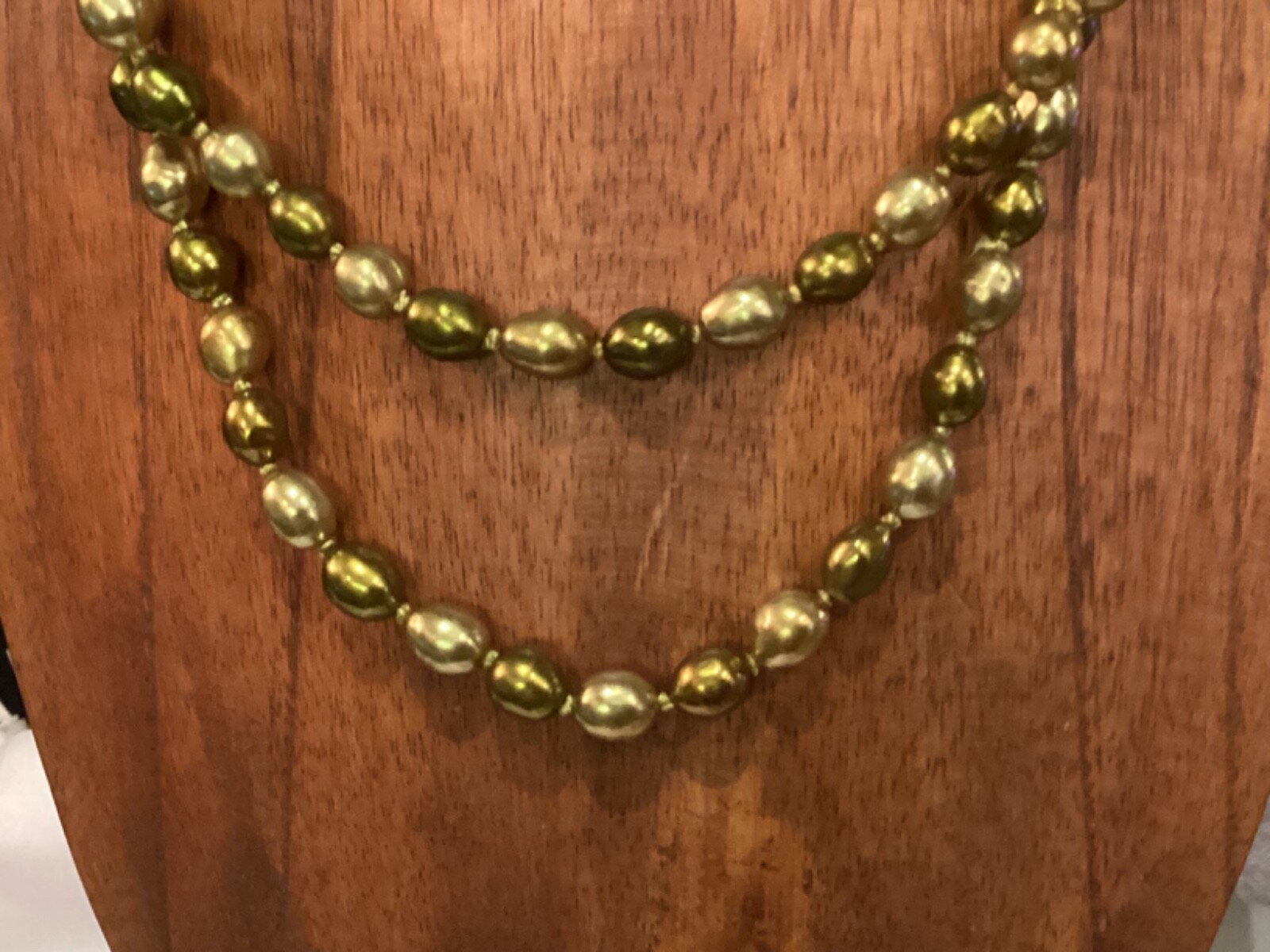 VINTAGE AUTHENTIC HAND KNOTTED OLIVE GREEN NATURAL PEARLS UNIQUE CLASP NO RES