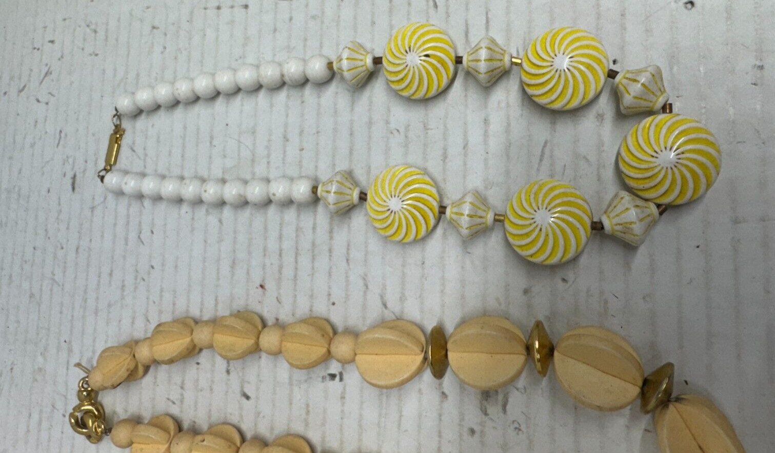 Vintage Art Deco Acrylic Shell Necklace 18″ JEWELRY LOT White Yellow Beige 4X