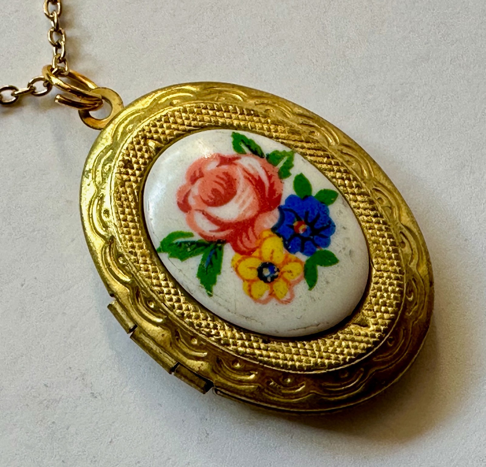 Vintage locket oval brass w rose flower cabachon pendant 1 1/4″ necklace 20″ GP