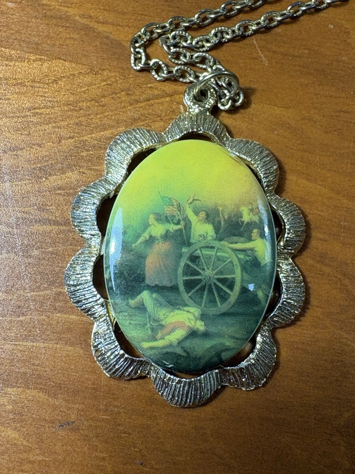 Vintage Revolutionary War Battle Scene Pendant Necklace 24″ Mariner Chain