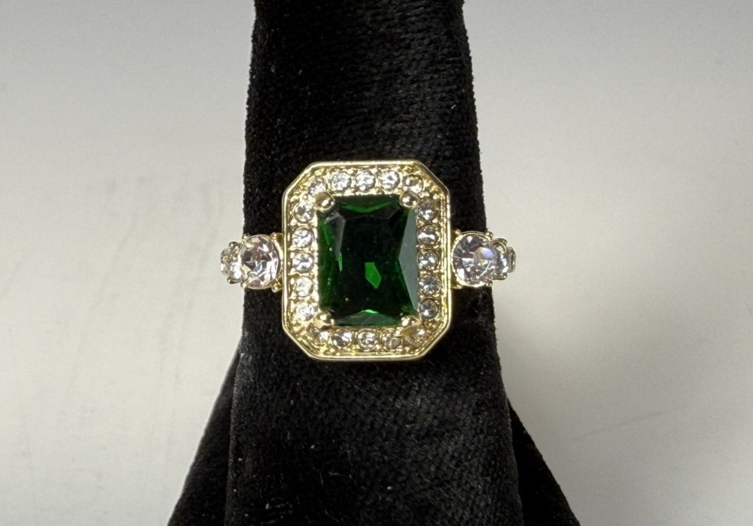 Beautiful Gold Tone Emerald Green Crystal Rhinestone Ring Size 6.25