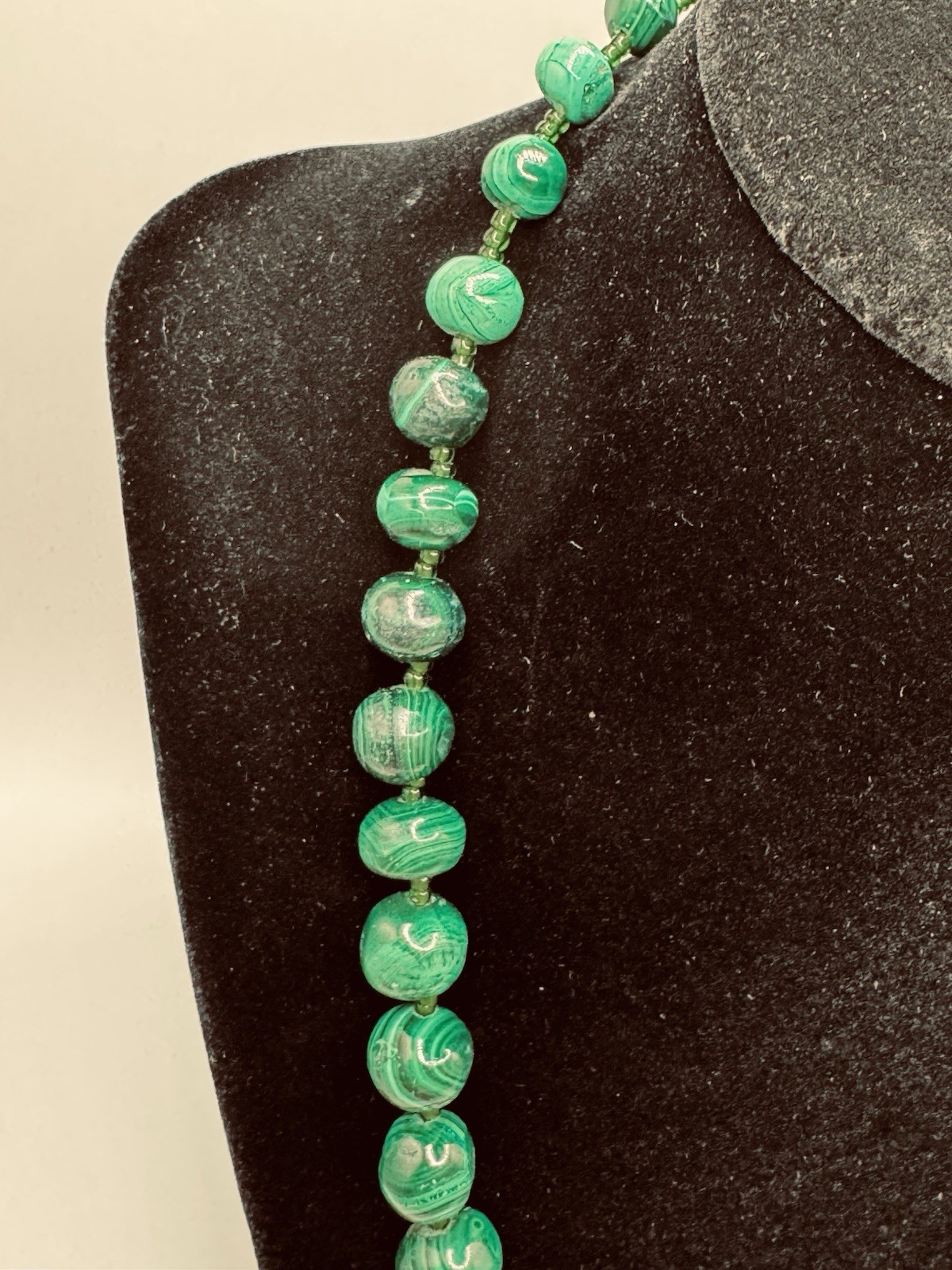 BEAUTIFUL VINTAGE GRADUATING IN SIZE MALACHITE BEADED NECKLACE 22″ INCHES