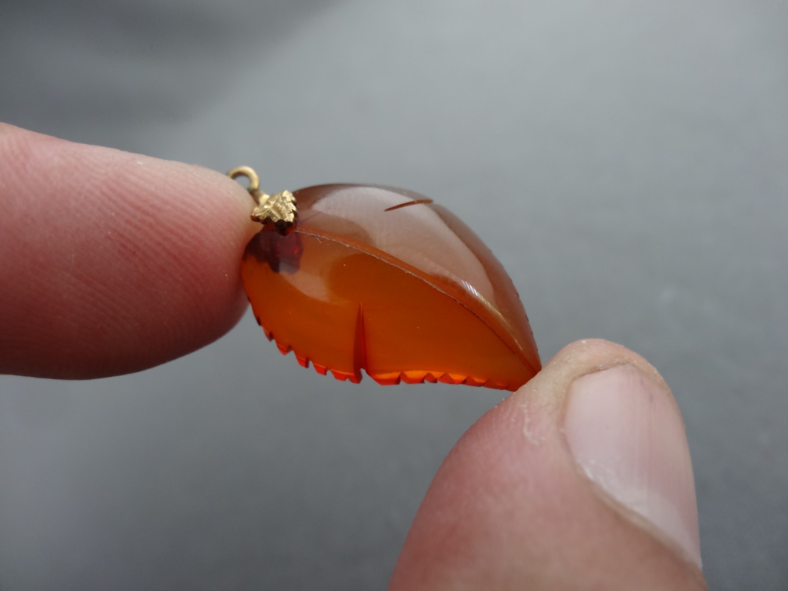 VINTAGE GOLD TONE ETCHED CARVED BALTIC HONEY AMBER LEAF PENDANT