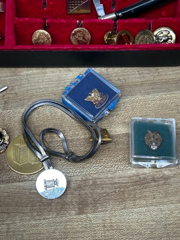 Estate Lot Vintage Men’s Jewelry Hickok Box Cuff Links Tie Bar Tacks Medals VTG