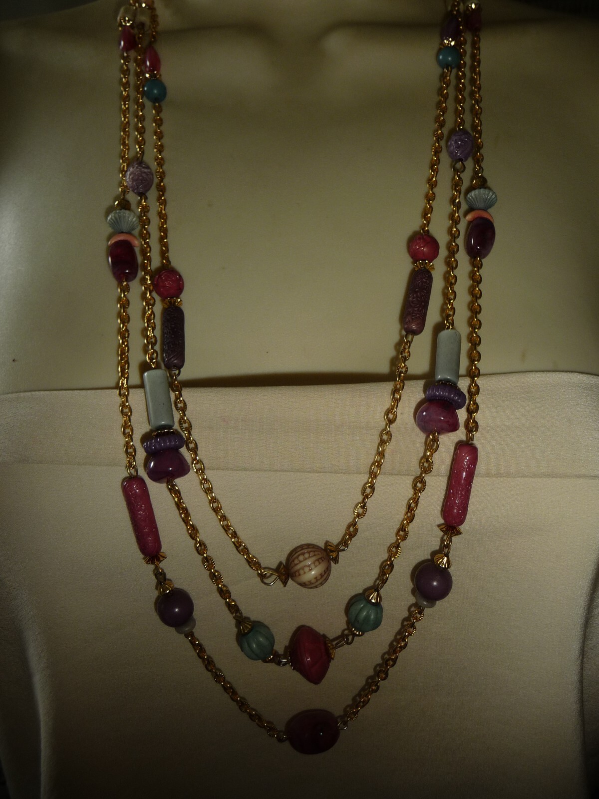 LAYERED 3 GOLD TONE CHAINS DIFFERENT SHAPES & COLORED BEADS 15″ NECKLACE #23/11A