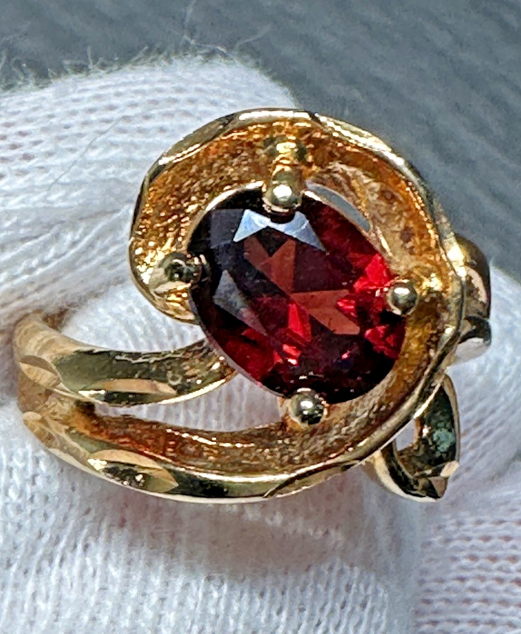 GOLD TONE & OVAL RED ACCENT SCROLL RING SIZE 7.5 H613