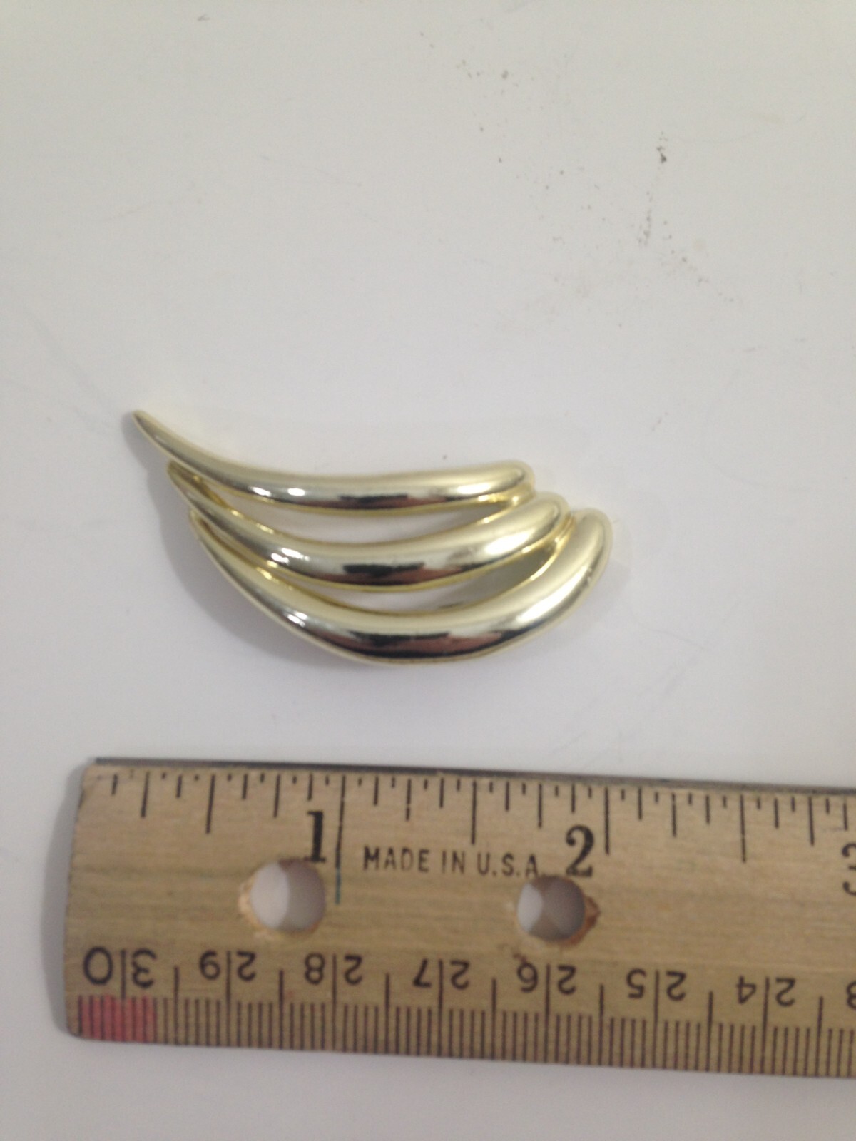 3 brooches – 1 Avon heart w/bow , 1 Pisatelli swoop, 1 unbranded scotty dog lot