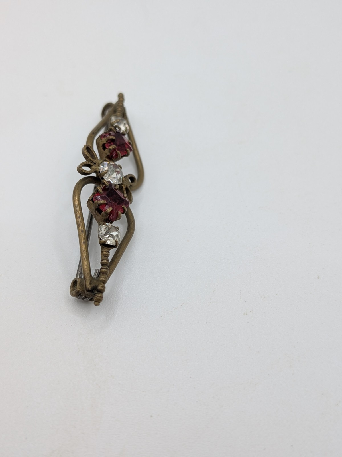 Antique Vintacge Art Deco GOLD RED Clear Rhinestone SMALL Bar BROOCH PIN C Clasp