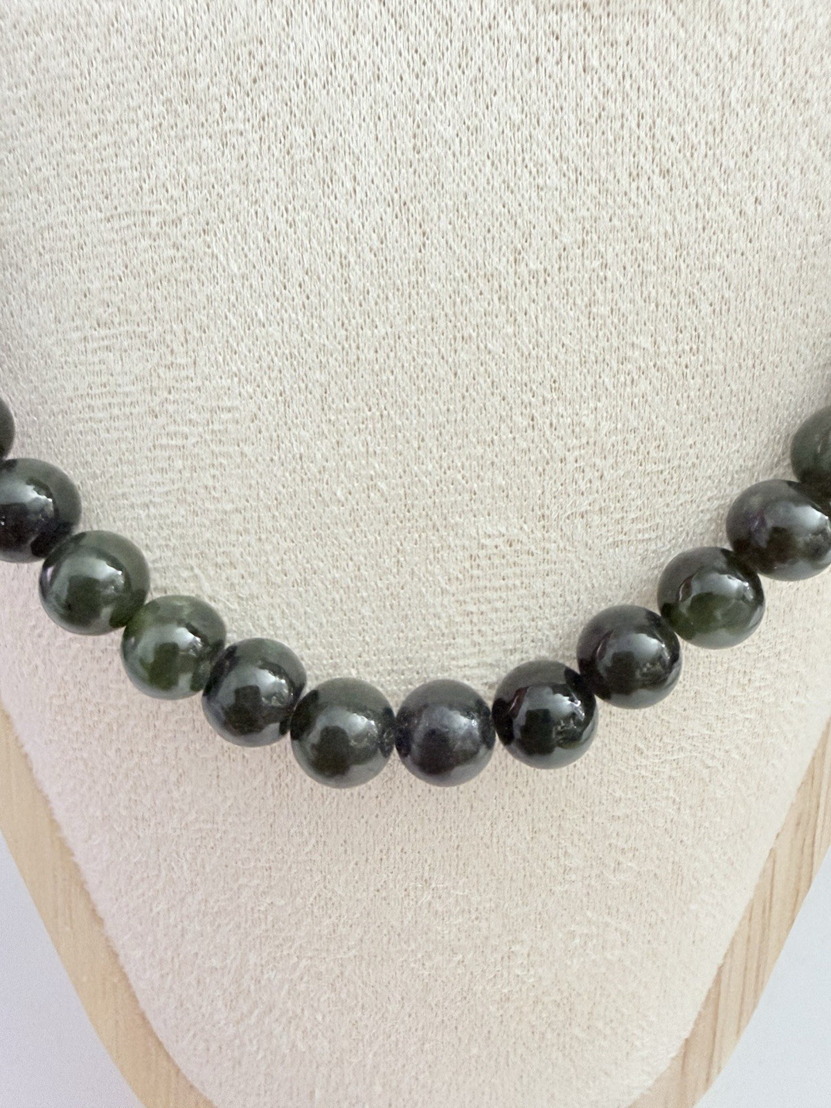 Vintage Dark Green Stone Bead Necklace Magnetic Clasp 18” Estate Jewelry