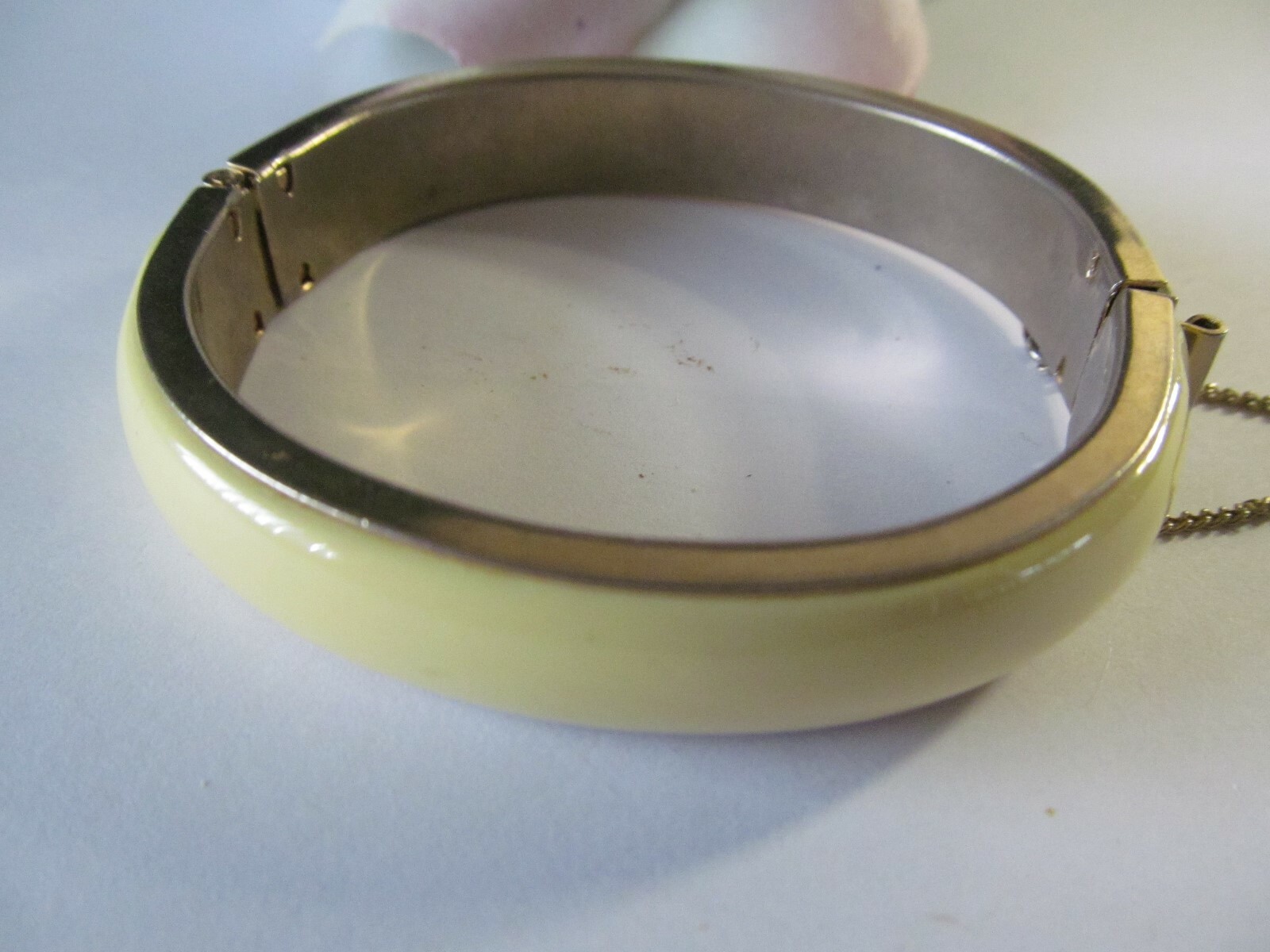 VINTAGE WIDE GOLD PLATED w/SOFT YELLOW TONE ENAMEL DESIGNED BANGLE BRACELET