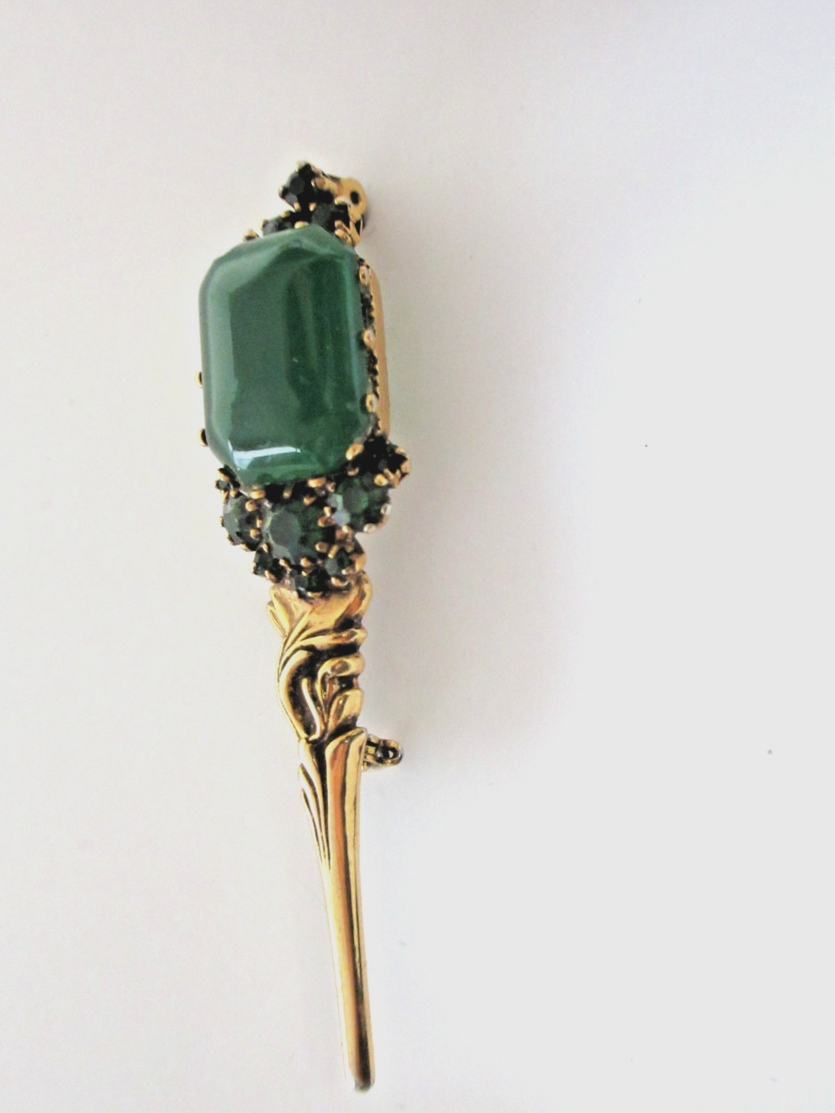 AUSTRIAN GOLDTONE RHINESTONE GREEN EMERALD CUT CABOCHON SCEPTER STYLE PIN BROOCH