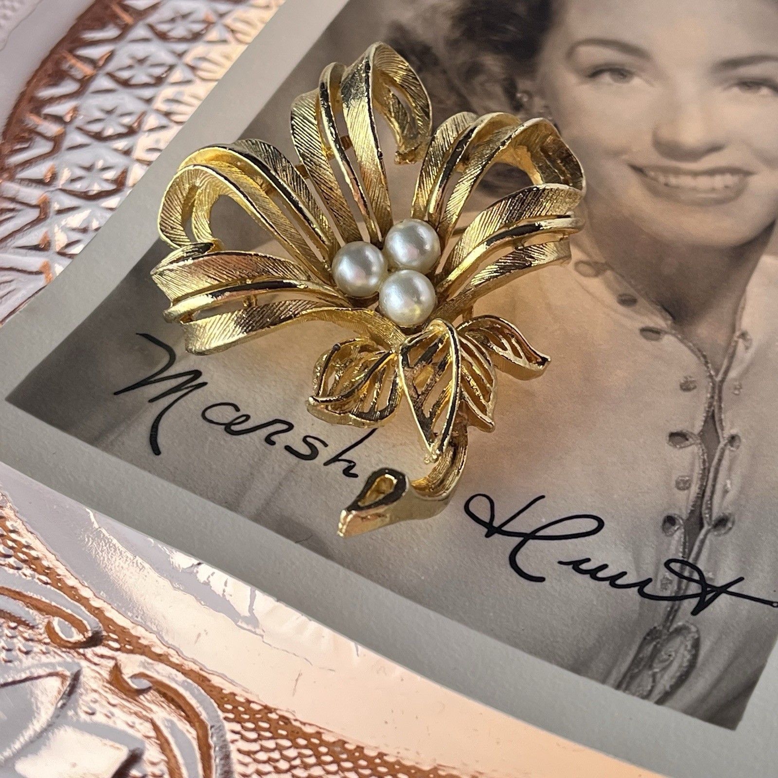 Vtg Lisner Gold Tone Brooch w/ Faux Pearls – Floral Ribbon Design – 2” – 1950s
