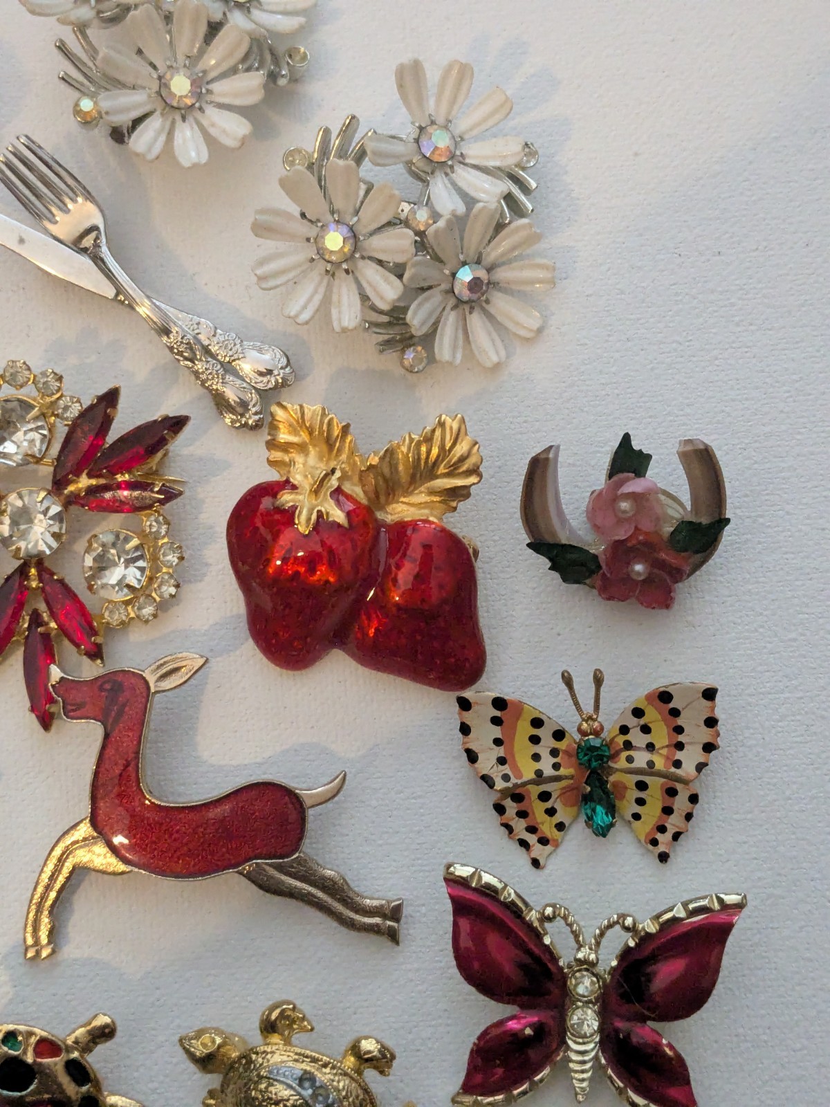 20+ vintage pins, hearts, butterfly,flowers & more